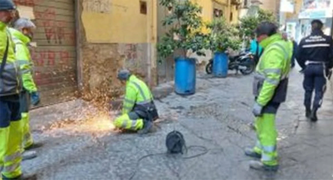 Napoli - Paletti abusivi ai Quartieri Spagnoli, oltre 100 quelli rimossi