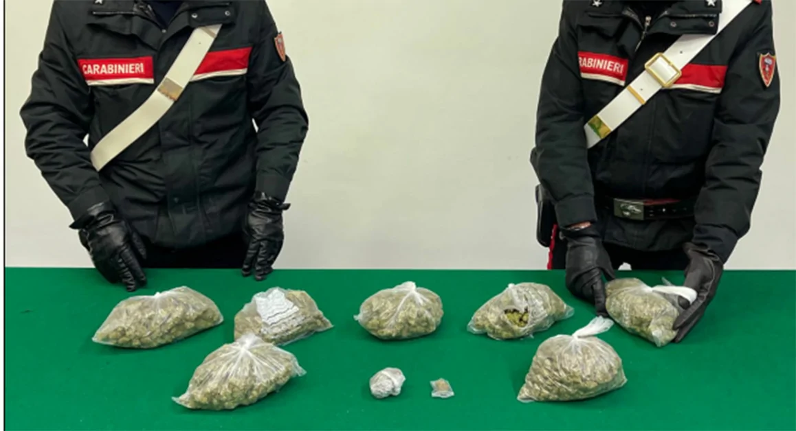 Castellammare di Stabia - Droga, i carabinieri arrestano due giovani fratelli