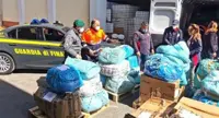 Ucraina, la GdF dona vestiti sequestrati alla Protezione Civile della Campania per i rifugiati