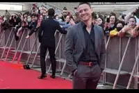 Mediaset: Kerem Bürsin in Spagna dopo l’addio ad Hande Erçel. I video spopolano sul web