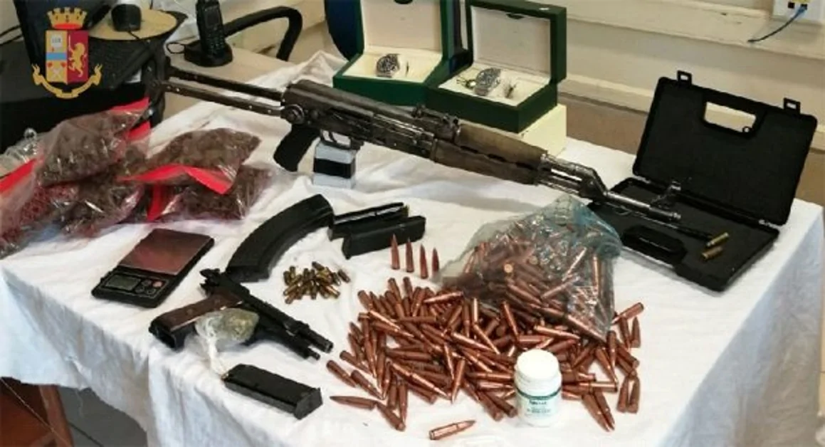 Kalashnikov, pistola e droga in casa: due arresti nel Napoletano