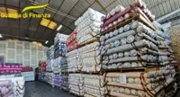 Contrabbando di tessuti dalla Cina, maxi sequestro della GdF a Prato. Cinque denunce