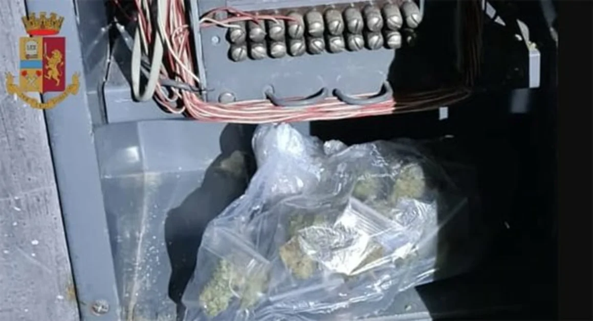 Napoli - Case Nuove, sequestro di droga in uno stabile