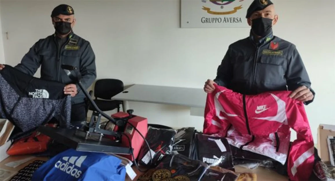 GdF sequestra oltre 6mila capi di abbigliamento contraffatti nel Casertano