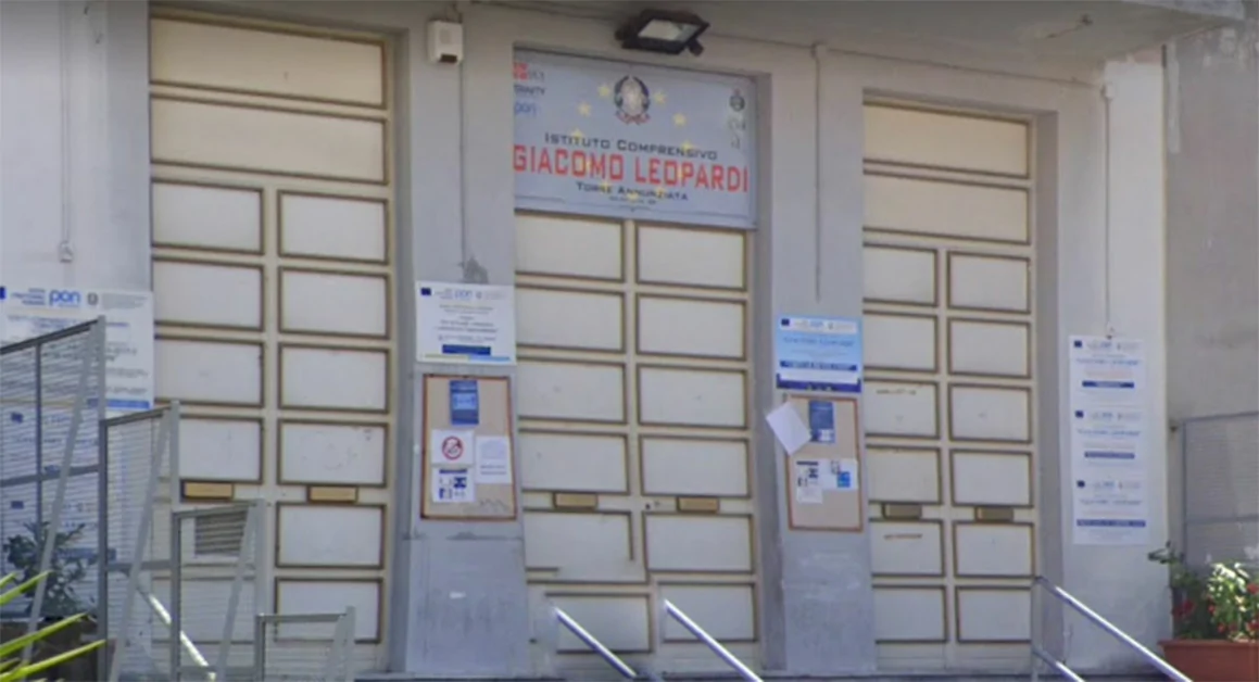 Torre Annunziata - Topi al piano terra della scuola dell'Infanzia del Comprensivo "Leopardi", bambini a casa