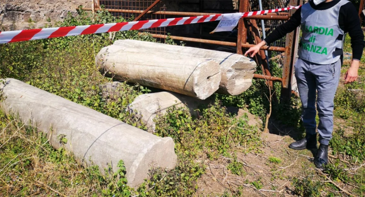 Reperti archeologici "conservati" in una autofficina, denunciato il titolare