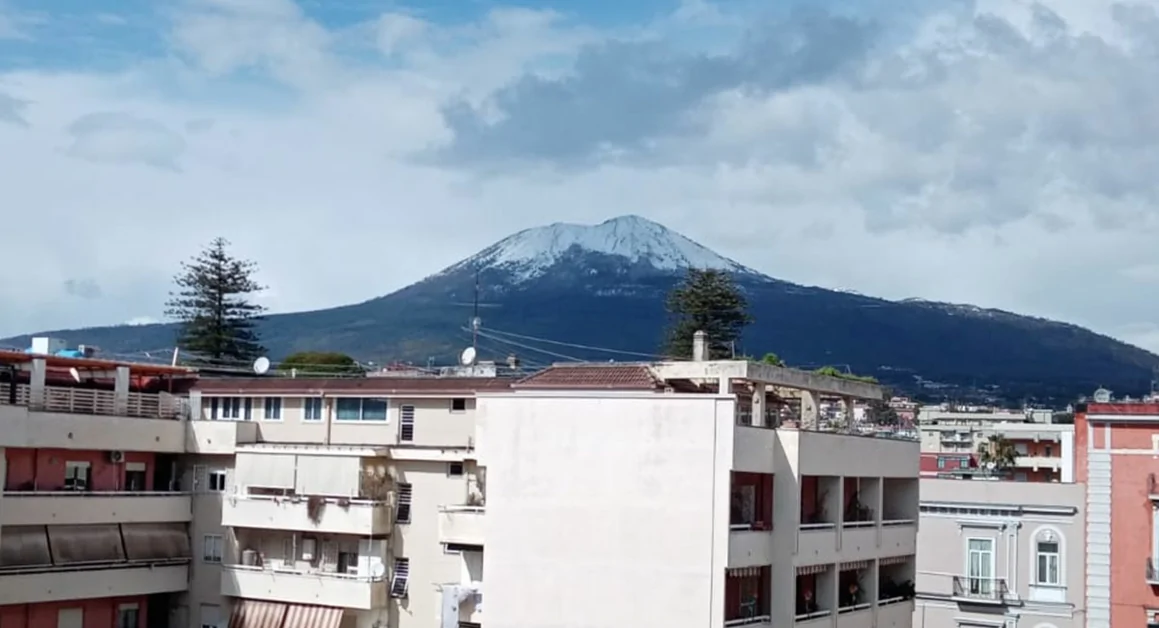Colpo di coda dell'inverno, torna la neve sul Vesuvio