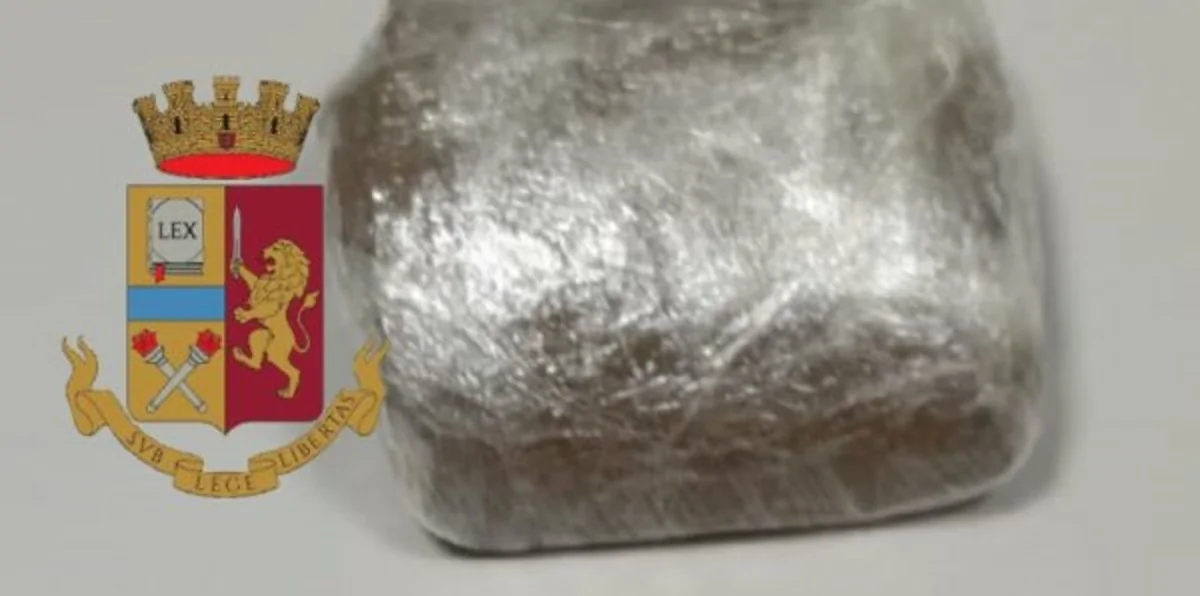 Spacciava droga nel suo negozio a Sorrento, arrestato dalla Polizia