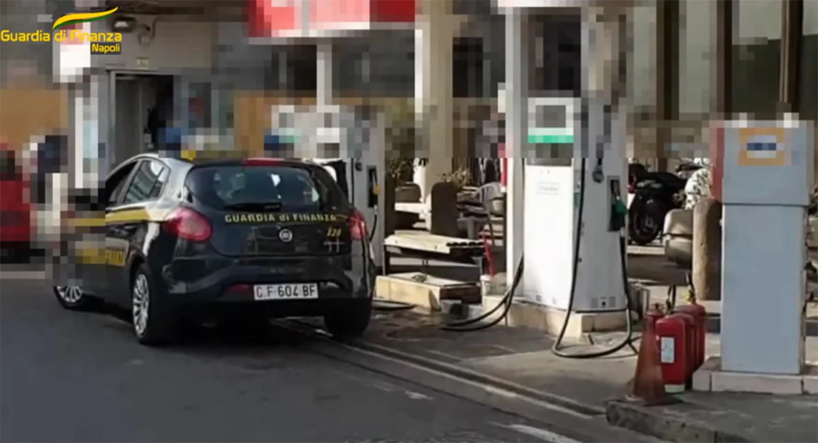 Caro-carburante, controlli a tappeto della GdF nel Napoletano: riscontrate 14 irregolarità