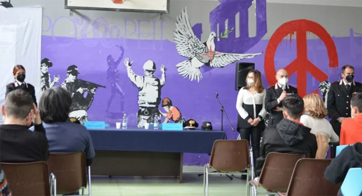 Trecase - Alla scuola "D'Angiò" gli alunni incontrano i carabinieri: legalità, bullismo e violenze di genere