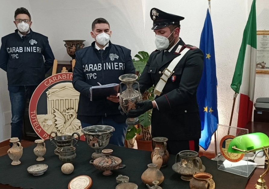 Reperti archeologici recuperati dai carabinieri, erano stati trafugati con scavi clandestini 