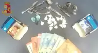 Napoli - Droga, due arresti della Polizia. Sequestrati hashish e cocaina