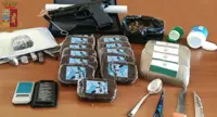 Napoli - Quasi 1,7 kg di droga nel vialetto di casa, arrestato 40enne