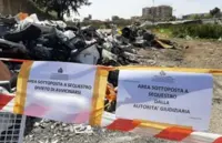 Napoli - Discarica di rifiuti pericolosi e speciali nel campo Rom, scatta il sequestro