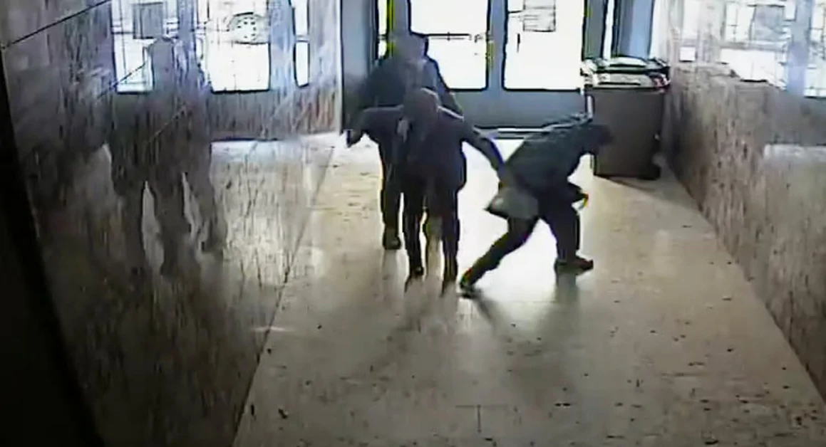 Donna rapinata di borsa e fede all'androne del proprio palazzo. Le immagini del vile episodio