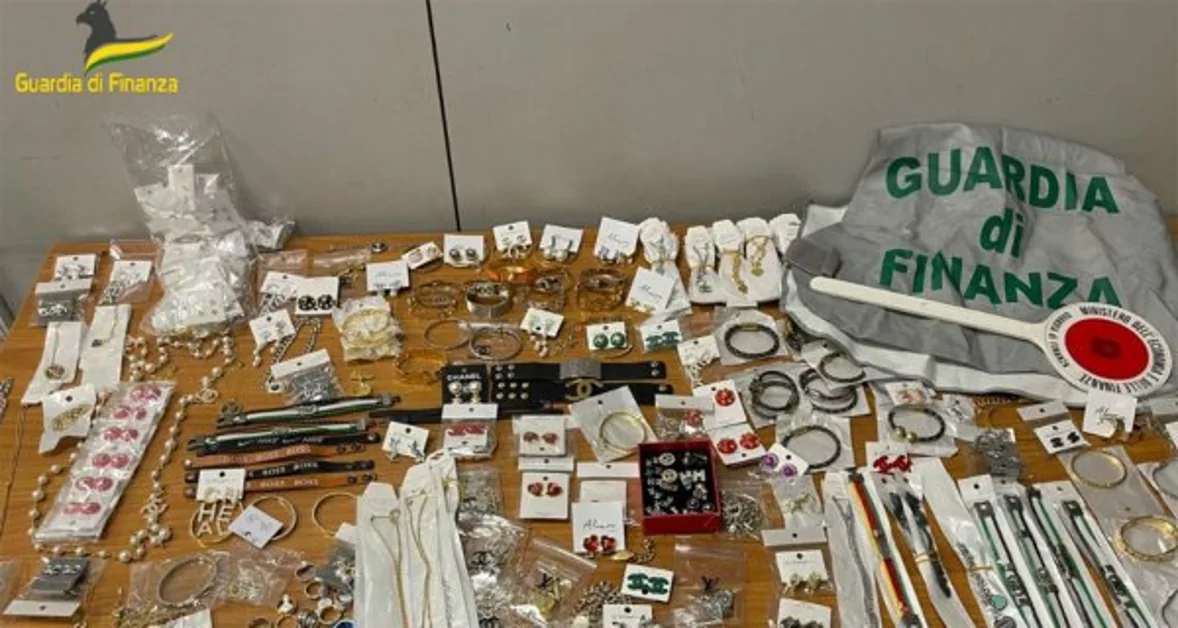 Oltre 700 articoli di bigiotteria contraffatti venduti in un negozio a Milano