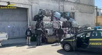 Maxi sequestro di abiti usati al Porto di Napoli: oltre mille tonnellate