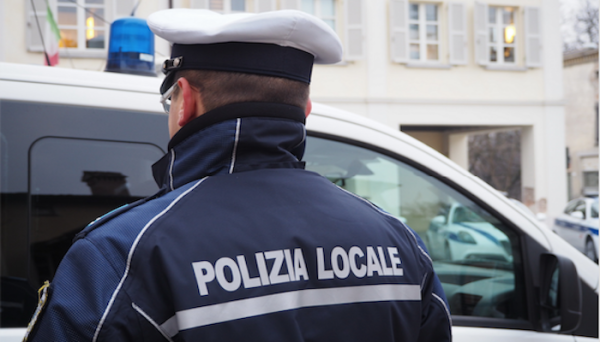 Napoli - Scarichi e acque reflue di un'abitazione sversati in strada