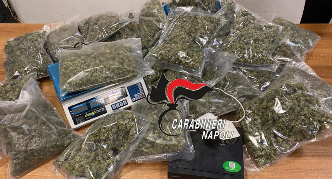 Torre Annunziata - Carabinieri controllano il territorio, 5 arresti. Sequestrata droga