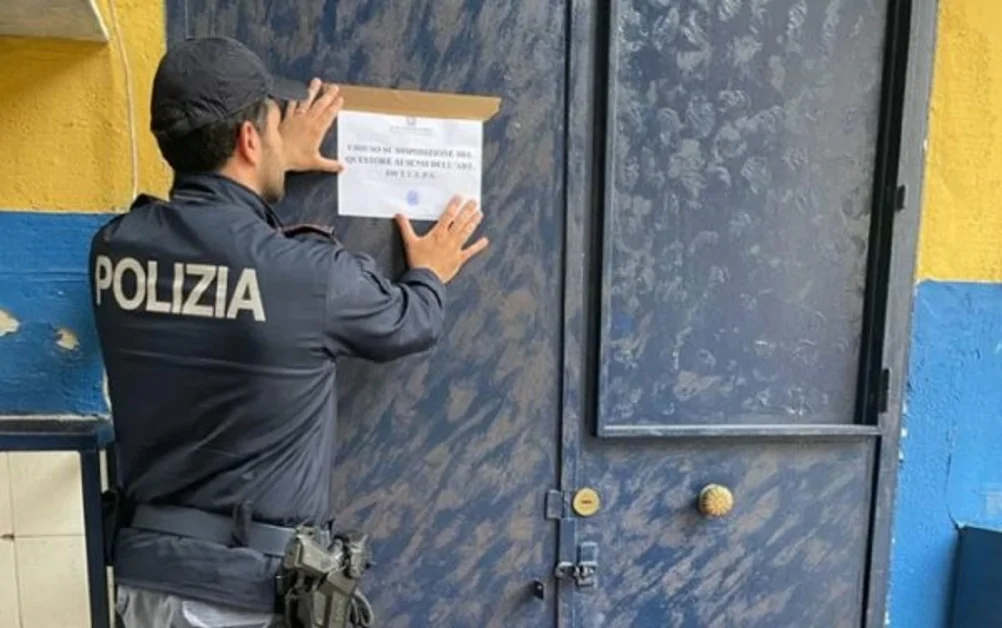 Napoli - Minorenne ubriaco, chiuso locale in cui ha bevuto alcolici