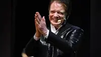 Paura per Massimo Ranieri: cade dal palco durante uno spettacolo