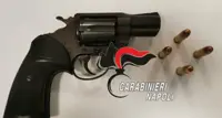 Napoli - Pistola pronta a sparare in auto, arrestato