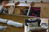 Torre Annunziata - Armi e droga a Palazzo Fienga, la scoperta della Polizia