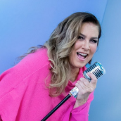 Romina Power in Vespa senza patentino e senza casco. Fan increduli. La foto