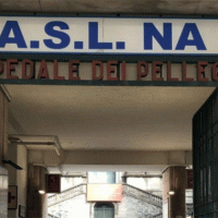 Napoli - Calci e pugni ai genitori per i soldi, arrestato dalla Polizia