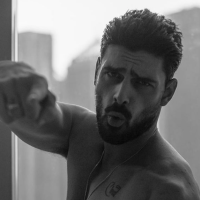 Michele Morrone: l’attore di ‘365 Giorni’ nudo su uno yatch. La foto incendia il web