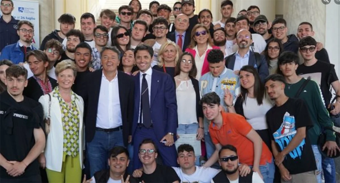 Ercolano - Matteo Renzi e il sindaco Buonajuto consegnano borse di studio agli studenti