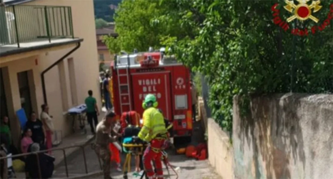 Auto piomba nel cortile di una scuola a L'Aquila, un bimbo morto e 5 feriti
