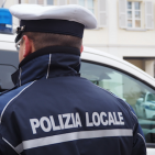 Napoli - Parcheggiatore abusivo lavava auto in strada, sanzionato