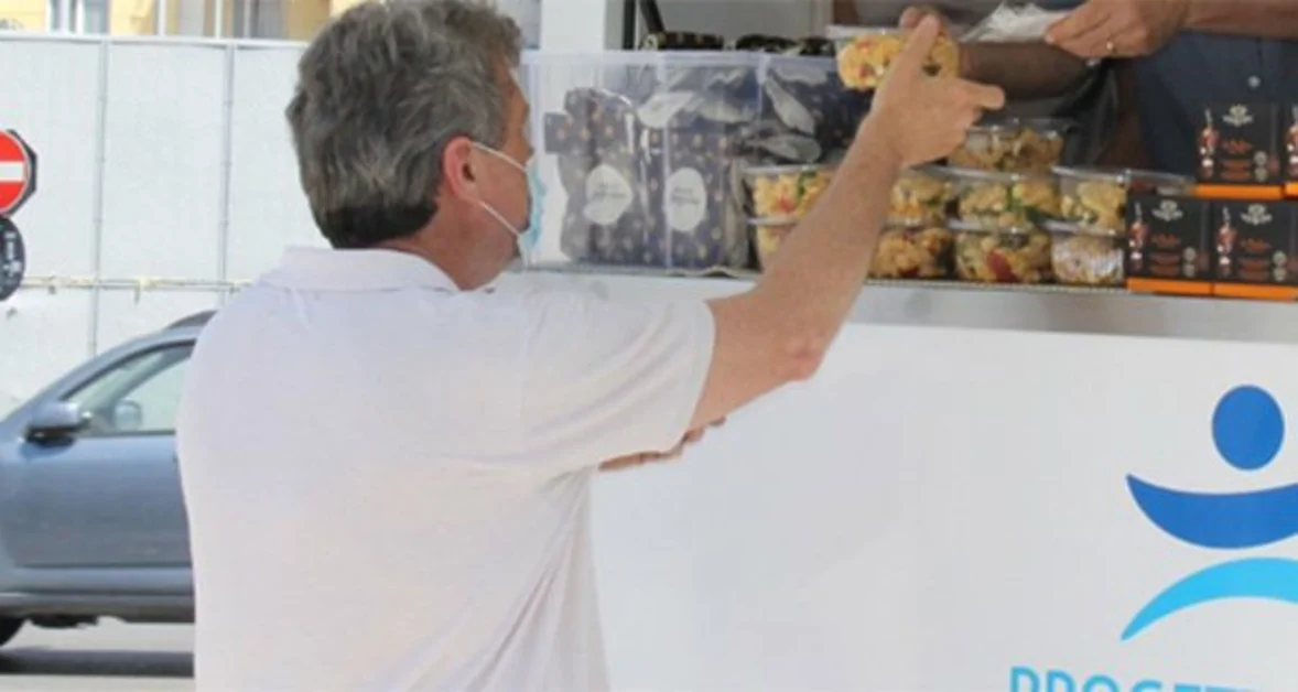 Napoli - Pasti per i senza fissa dimora: inaugurata la cucina mobile