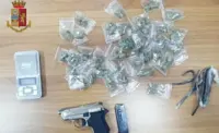 Napoli - Pistola e droga sequestrate al Rione della Bussola