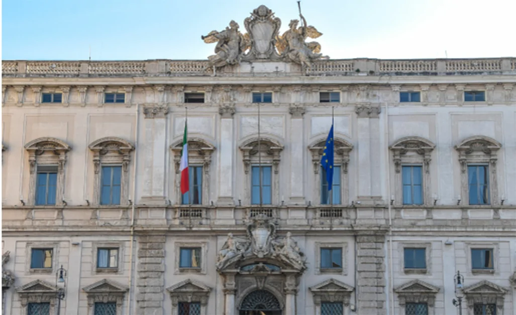 Cognome figli, la Consulta: "Solo quello del padre rende invisibile la madre"