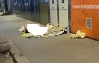 Napoli - Sesso tra clochard in strada, nei pressi della Stazione Centrale