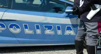 Giovane minaccia il titolare di un negozio e poi insieme al padre aggredisce i poliziotti