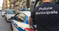 Napoli - Multato, inveisce contro agenti della Municipale e investe due di loro
