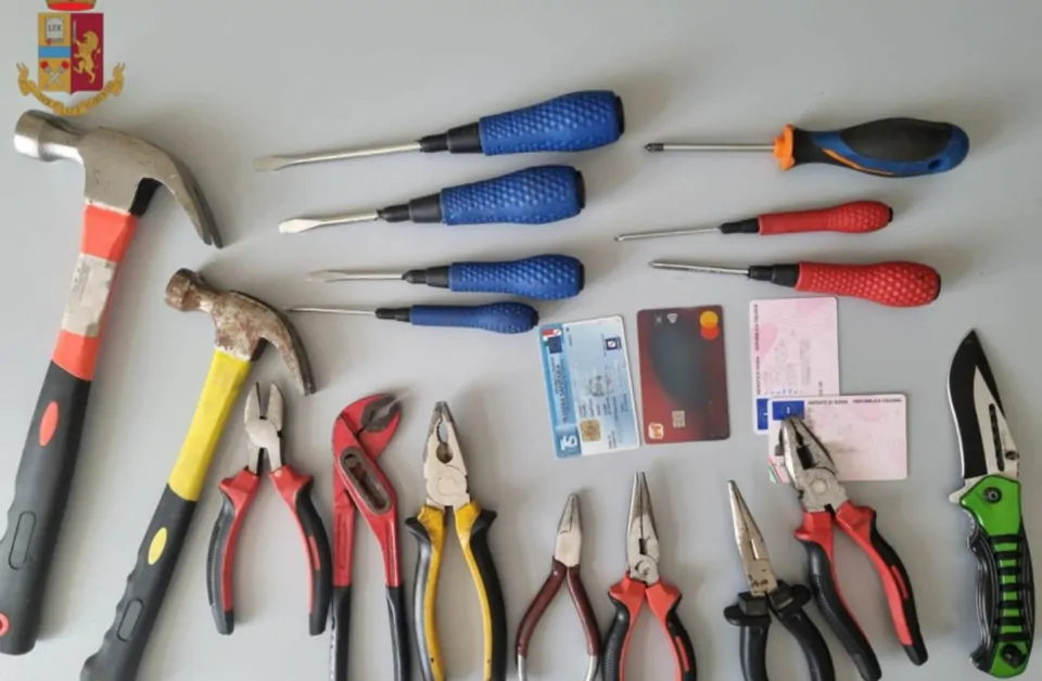 Napoli - Tampona ambulanza e fugge, bloccato dopo inseguimento