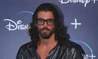 Can Yaman: protesta dei giornalisti al Disney party. E’ guerra sui social