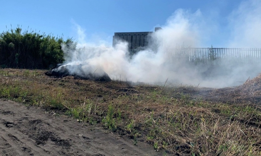 Torre Annunziata - Incendio alla Salera, bruciano sterpaglie