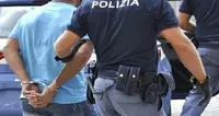 Schiaffi e pugni alla compagna, un arresto nel Napoletano