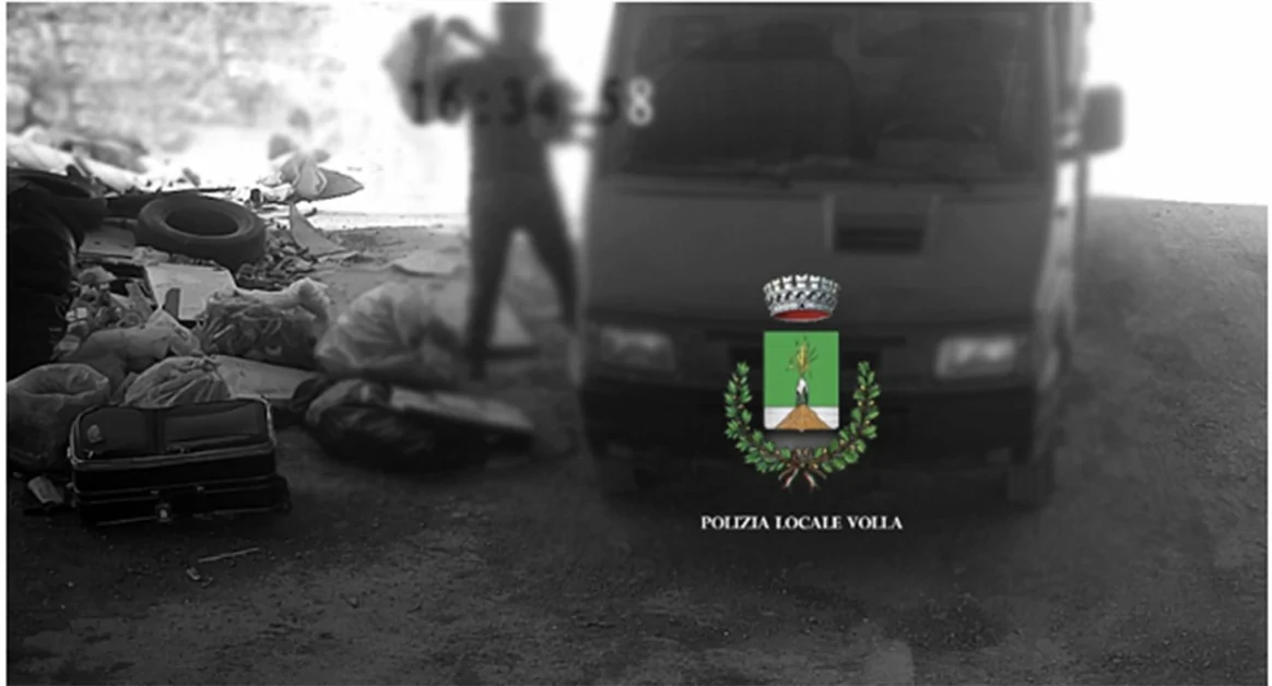 Rifiuti sversati in strada a Volla, telecamere individuano i trasgressori