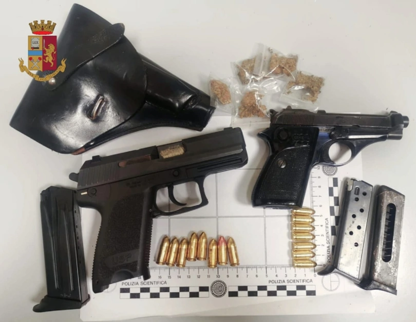 Armi in casa, arrestato giovane nel Napoletano