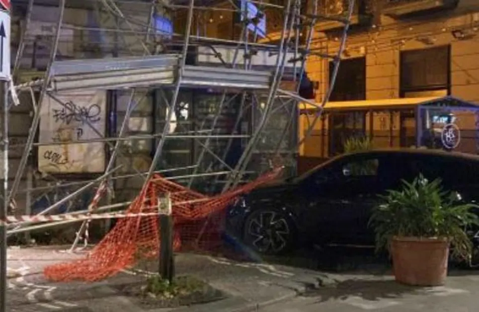 Napoli- Auto contro impalcatura, chiuso tratto di corso Umberto