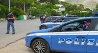 Napoli - A bordo di scooter, fuggono alla vista della Polizia: due denunce