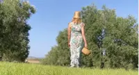 Barbara D’Urso contadina per un giorno. Si scatena il web. Il video