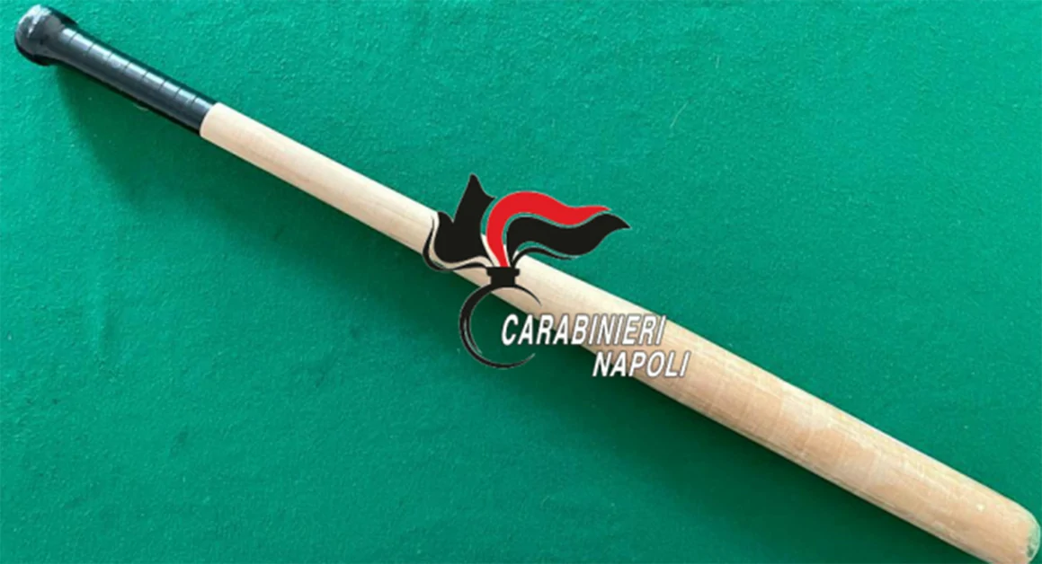 Castellammare di Stabia - In strada con una mazza da baseball, denunciato