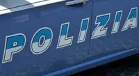 Napoli - Vende bibite senza licenza a Mergellina, aggredisce poliziotti